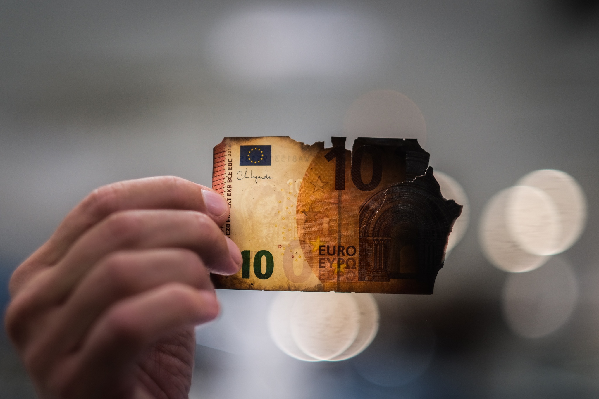 Porque o meu salário desaparece antes do dia 20? (A armadilha dos gastos invisíveis)